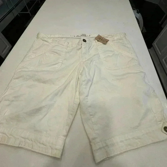 Hollister women’s low rise cargo shorts white size 9 NWT - Picture 1 of 9